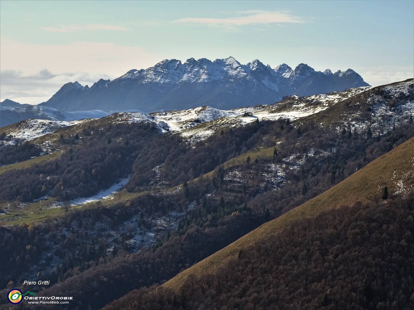 28 Un'occhiata al Resegone innevato in quota.JPG